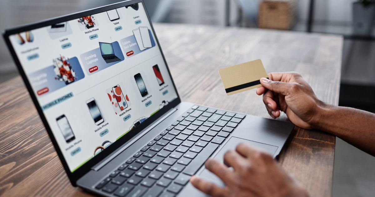 Persona realizando compras online