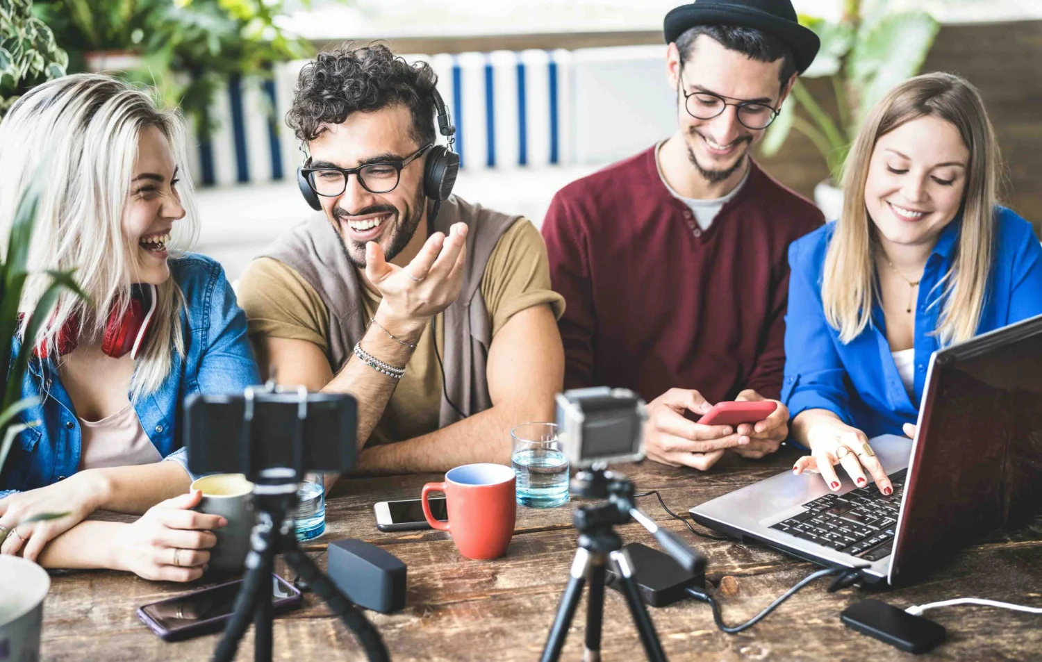 Jóvenes colaboradores de una agencia de publicidad creando contenido para una marca