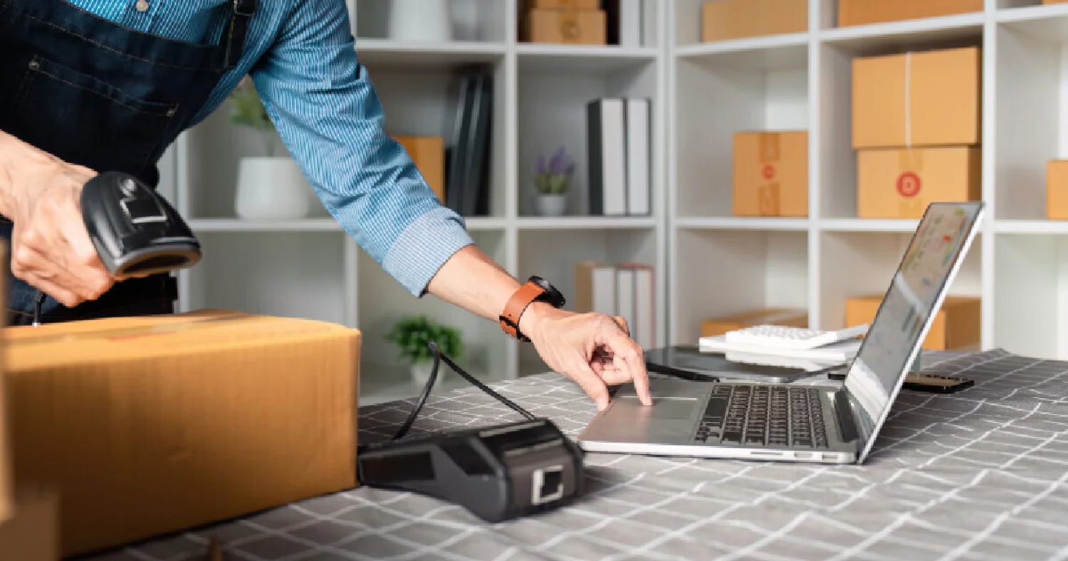Emprendedor procesando órdenes a través de su tienda en Shopify